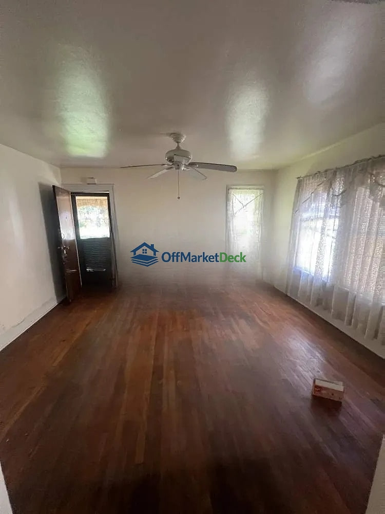 Off-market house in Dallas, Texas — 2 beds, 1 bath, $230,000 — photo 4 of 8