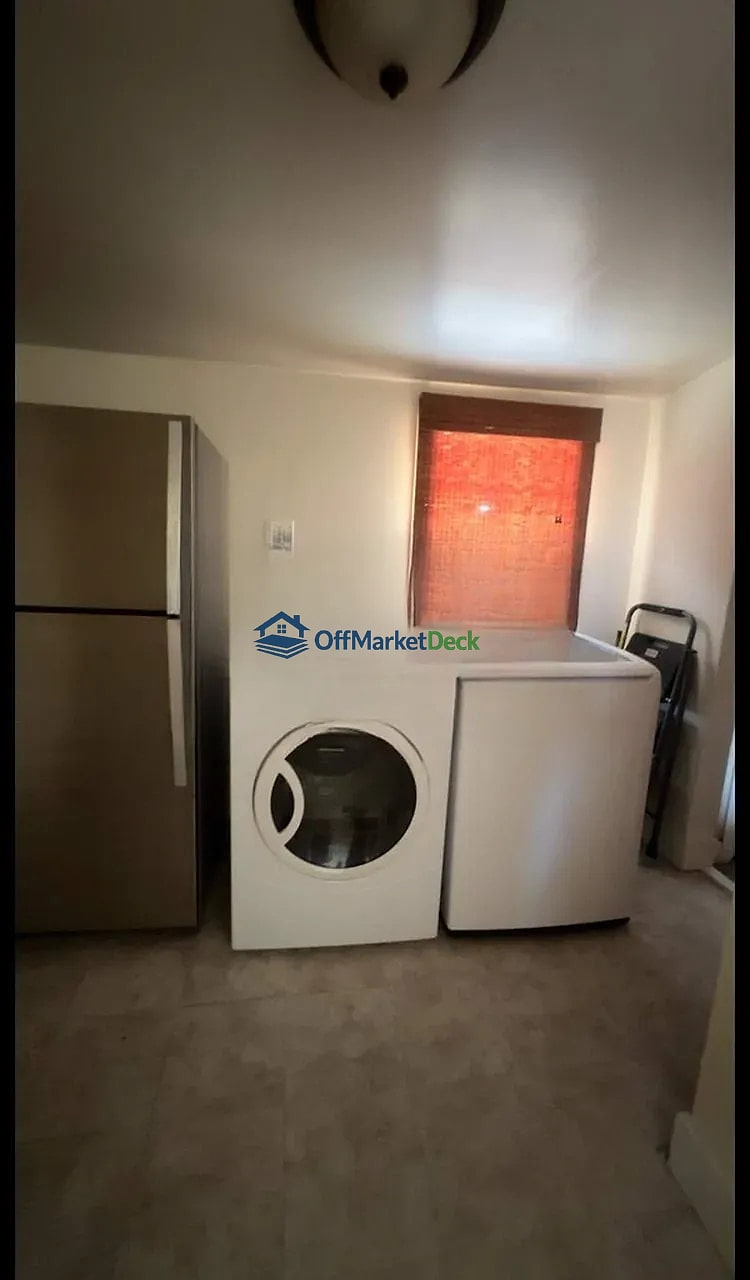 Off-market house in Phoenix, Arizona — 2 beds, 1 bath, $350,000 — photo 4 of 8