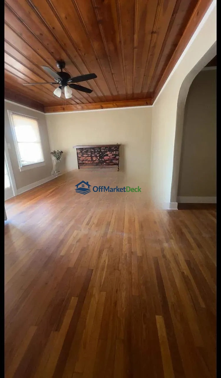 Off-market house in Phoenix, Arizona — 2 beds, 1 bath, $350,000 — photo 6 of 8