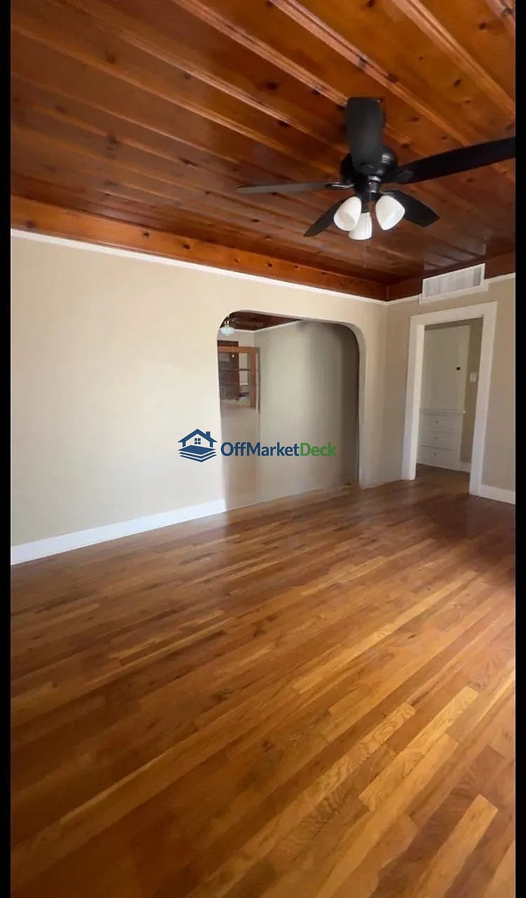 Off-market house in Phoenix, Arizona — 2 beds, 1 bath, $350,000 — photo 2 of 8