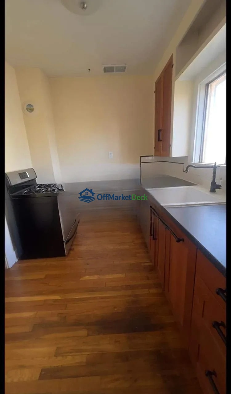 Off-market house in Phoenix, Arizona — 2 beds, 1 bath, $350,000 — photo 7 of 8