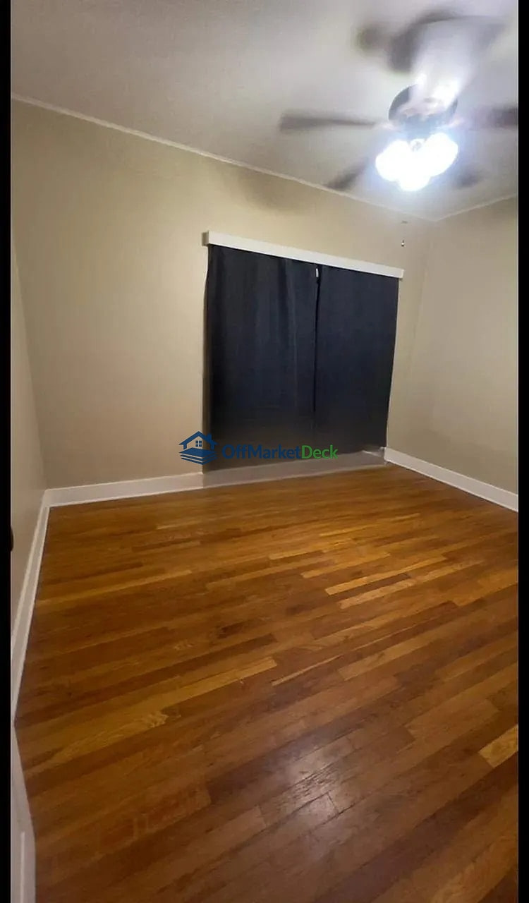 Off-market house in Phoenix, Arizona — 2 beds, 1 bath, $350,000 — photo 5 of 8