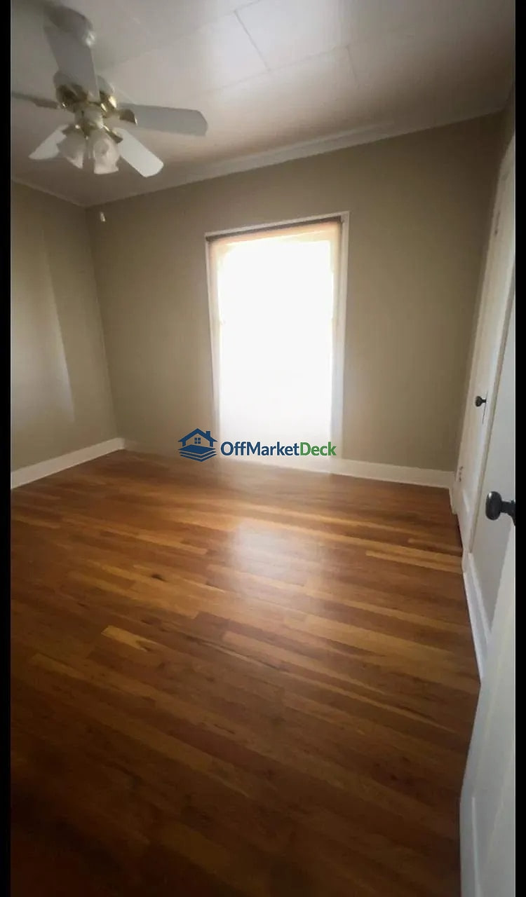 Off-market house in Phoenix, Arizona — 2 beds, 1 bath, $350,000 — photo 3 of 8