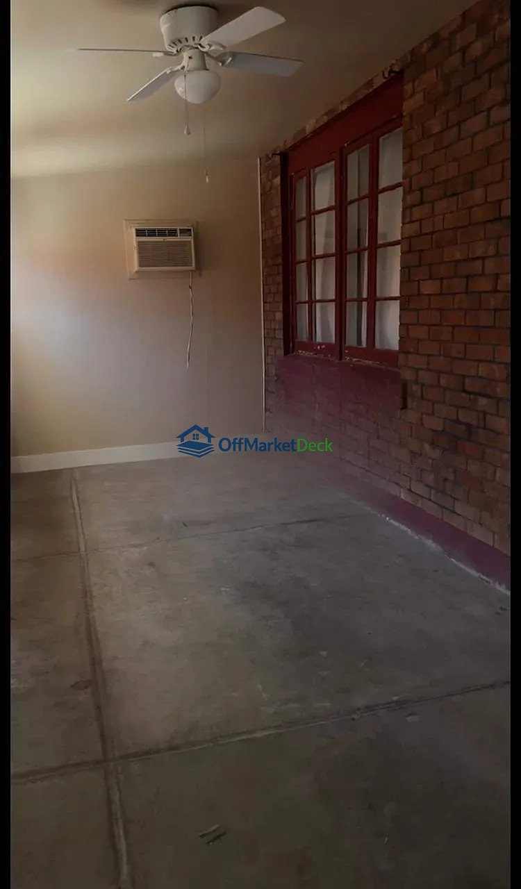 Off-market house in Phoenix, Arizona — 2 beds, 1 bath, $350,000 — photo 8 of 8
