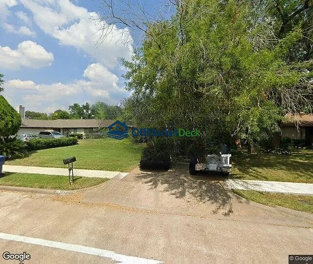 Off-market house in Missouri City, Texas — 3 beds, 2 baths, $159,000 — photo 2 of 3