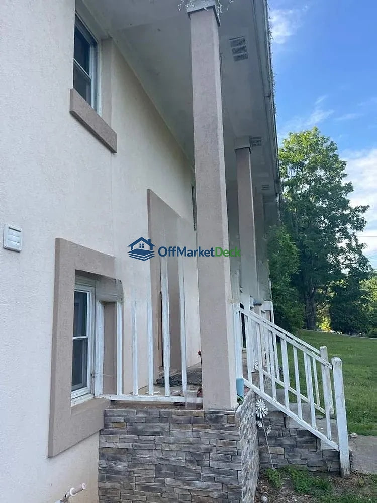 Off-market house in Marietta, Georgia — 4 beds, 2 baths, $205,000 - Blurred background Image