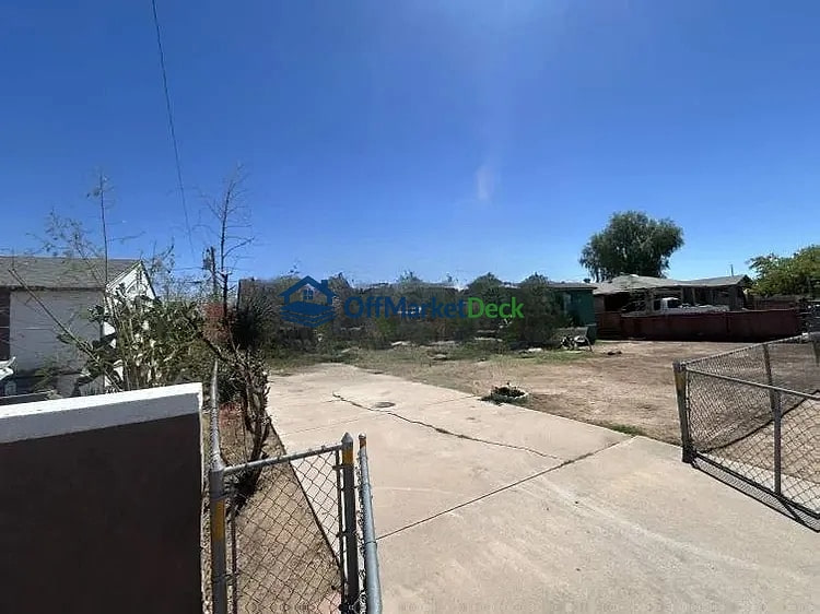 Off-market house in Phoenix, Arizona — 3 beds, 1 bath, $194,990 — photo 2 of 8