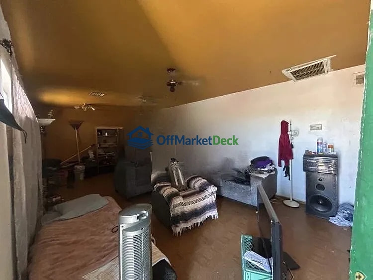 Off-market house in Phoenix, Arizona — 3 beds, 1 bath, $194,990 — photo 8 of 8