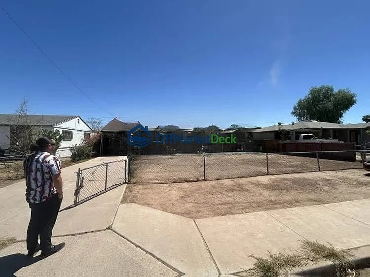 Off-market house in Phoenix, Arizona — 3 beds, 1 bath, $194,990