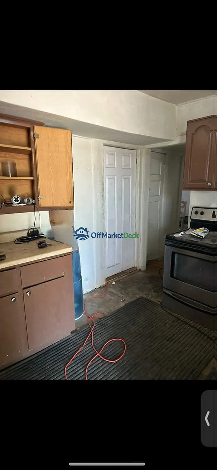 Off-market house in Phoenix, Arizona — 3 beds, 1 bath, $155,000 — photo 3 of 5