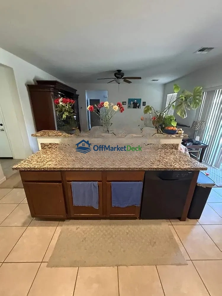 Off-market house in San Tan Valley, Arizona — 4 beds, 2.5 baths, $299,990 — photo 5 of 8