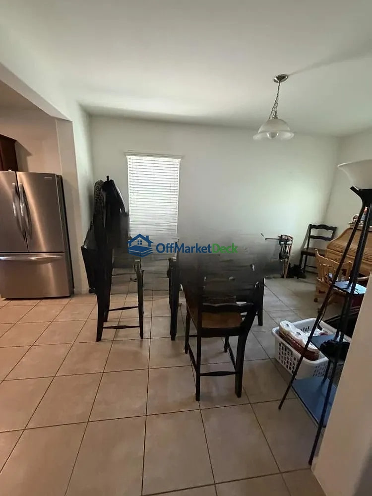 Off-market house in San Tan Valley, Arizona — 4 beds, 2.5 baths, $299,990 — photo 2 of 8