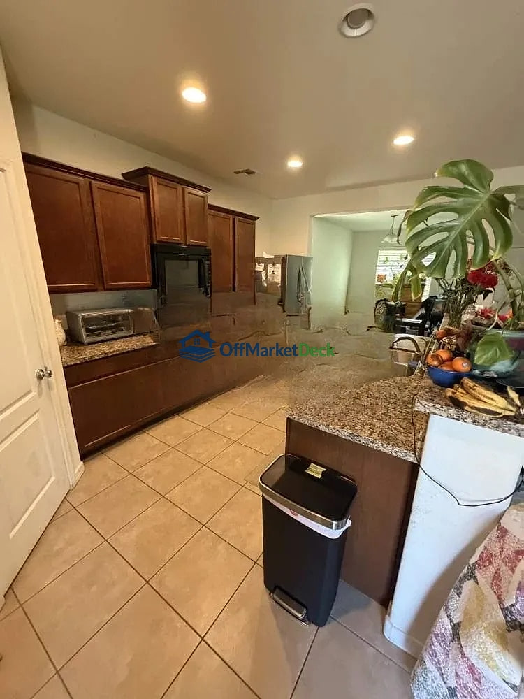 Off-market house in San Tan Valley, Arizona — 4 beds, 2.5 baths, $299,990 — photo 8 of 8