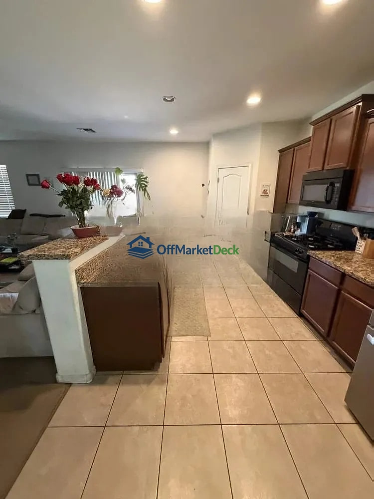 Off-market house in San Tan Valley, Arizona — 4 beds, 2.5 baths, $299,990 — photo 4 of 8
