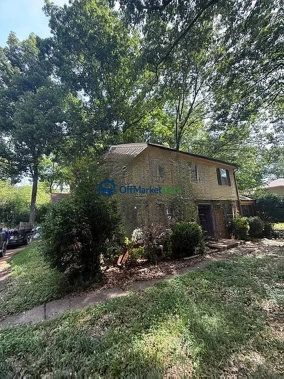 Off-market house in Memphis, Tennessee — 4 beds, 2 baths, $129,900 — photo 3 of 8