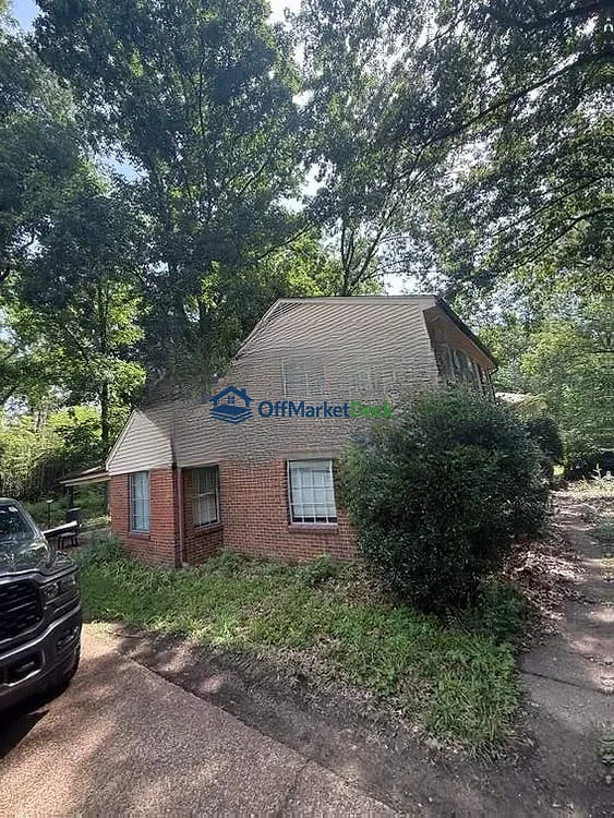 Off-market house in Memphis, Tennessee — 4 beds, 2 baths, $129,900 — photo 4 of 8