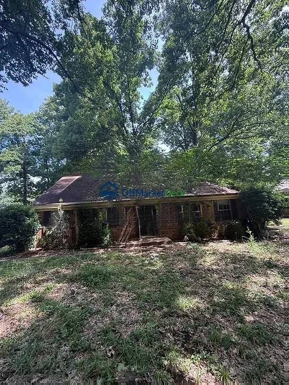 Off-market house in Memphis, Tennessee — 4 beds, 2 baths, $129,900 - Blurred background Image