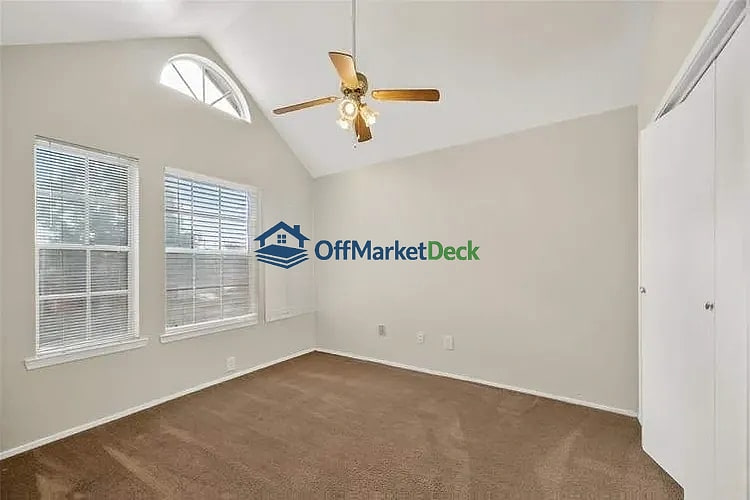 Off-market house in Baytown, Texas — 3 beds, 2.5 baths, $178,000 — photo 7 of 8