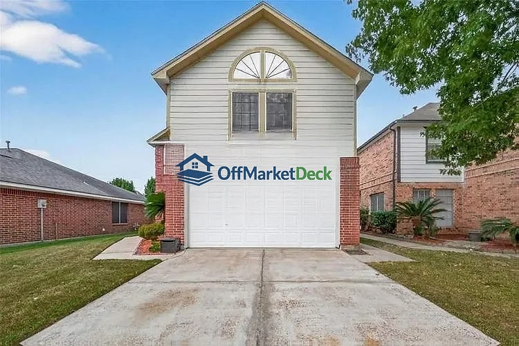 Off-market house in Baytown, Texas — 3 beds, 2.5 baths, $178,000 — photo 3 of 8
