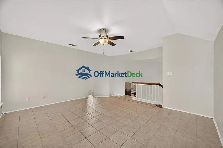 Off-market house in Baytown, Texas — 3 beds, 2.5 baths, $178,000 — photo 6 of 8