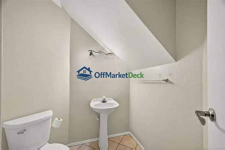 Off-market house in Baytown, Texas — 3 beds, 2.5 baths, $178,000 — photo 4 of 8