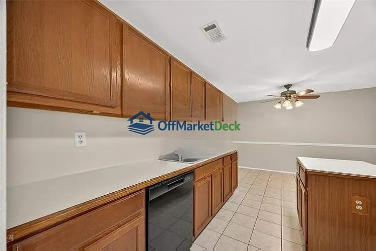 Off-market house in Baytown, Texas — 3 beds, 2.5 baths, $178,000 — photo 2 of 8