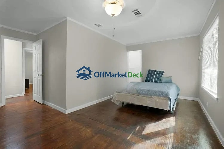 Off-market house in Dallas, Texas — 6 beds, 3 baths, $299,990 — photo 3 of 8