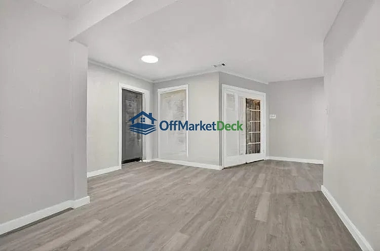 Off-market house in Dallas, Texas — 6 beds, 3 baths, $299,990 — photo 2 of 8
