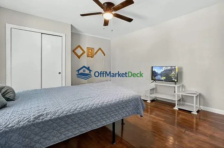 Off-market house in Dallas, Texas — 6 beds, 3 baths, $299,990 — photo 4 of 8