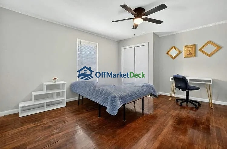 Off-market house in Dallas, Texas — 6 beds, 3 baths, $299,990 — photo 5 of 8