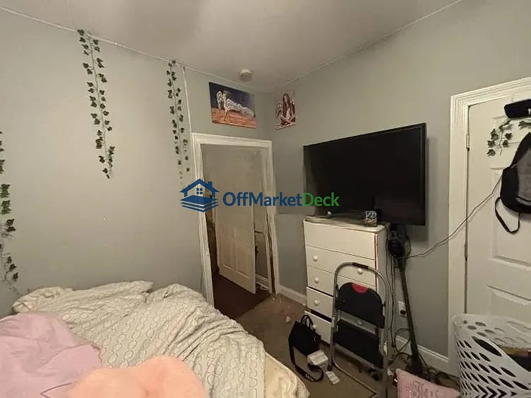 Off-market house in Brandon, Mississippi — 3 beds, 2 baths, $215,000 — photo 5 of 8