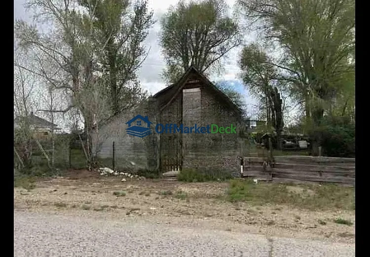 Off-market house in Kremmling, Colorado — 2 beds, 1 bath, $150,000 — photo 2 of 8