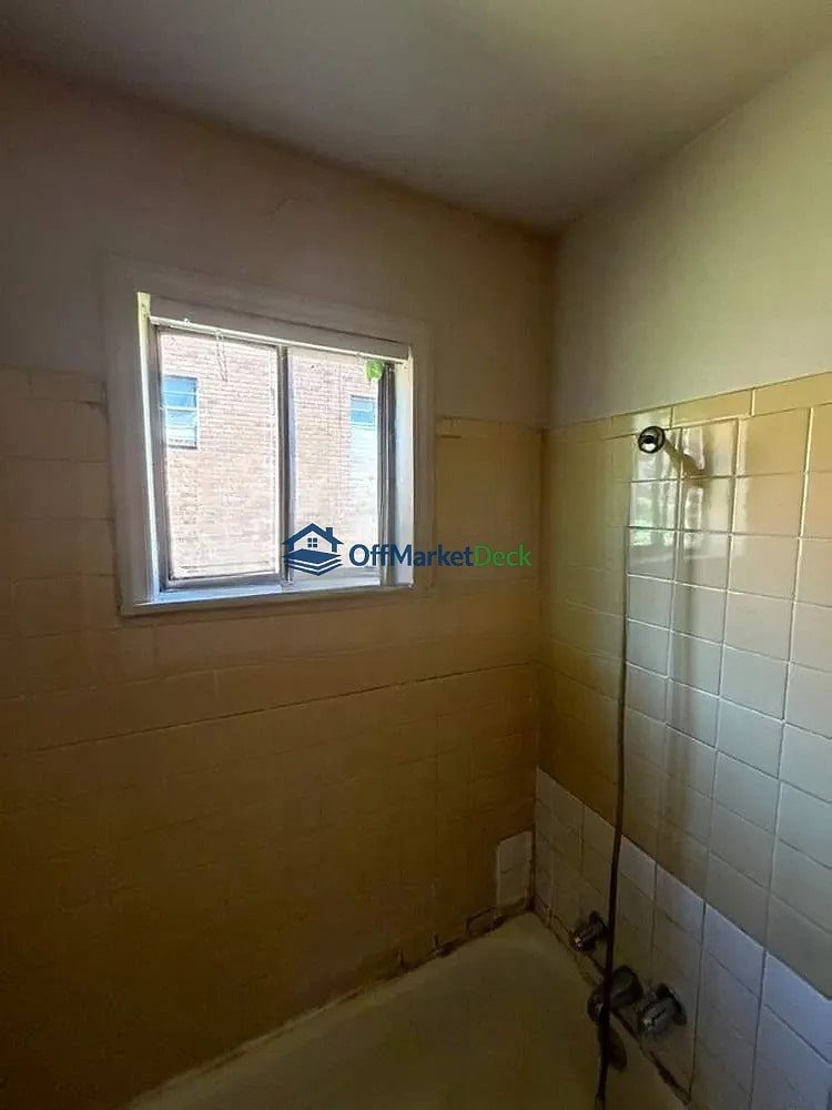 Off-market house in Winston-Salem, North Carolina — 3 beds, 1 bath, $77,500 — photo 3 of 8