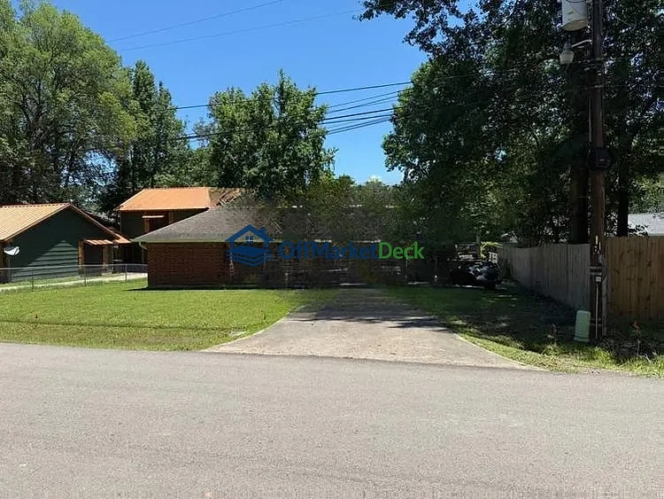 Off-market house in Montgomery, Texas — 3 beds, 2 baths, $157,500 — photo 5 of 8