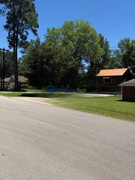 Off-market house in Montgomery, Texas — 3 beds, 2 baths, $157,500 — photo 2 of 8