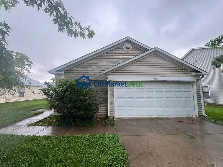 Off-market house in Greenfield, Indiana — 3 beds, 2 baths, $170,000 — photo 2 of 8