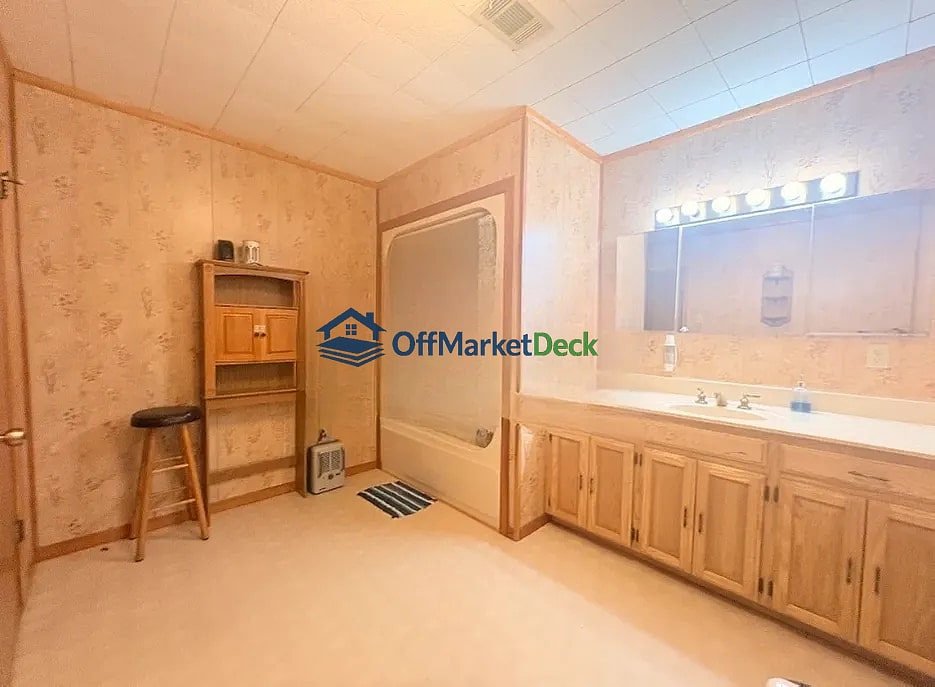 Off-market house in Biloxi, Mississippi — 3 beds, 2 baths, $149,900 — photo 6 of 8