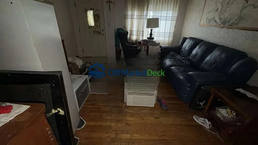 Off-market house in Lincoln Park, Michigan — 3 beds, 2 baths, $103,900 — photo 5 of 8