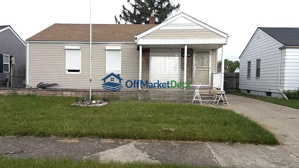 Off-market house in Lincoln Park, Michigan — 3 beds, 2 baths, $103,900 - Blurred background Image