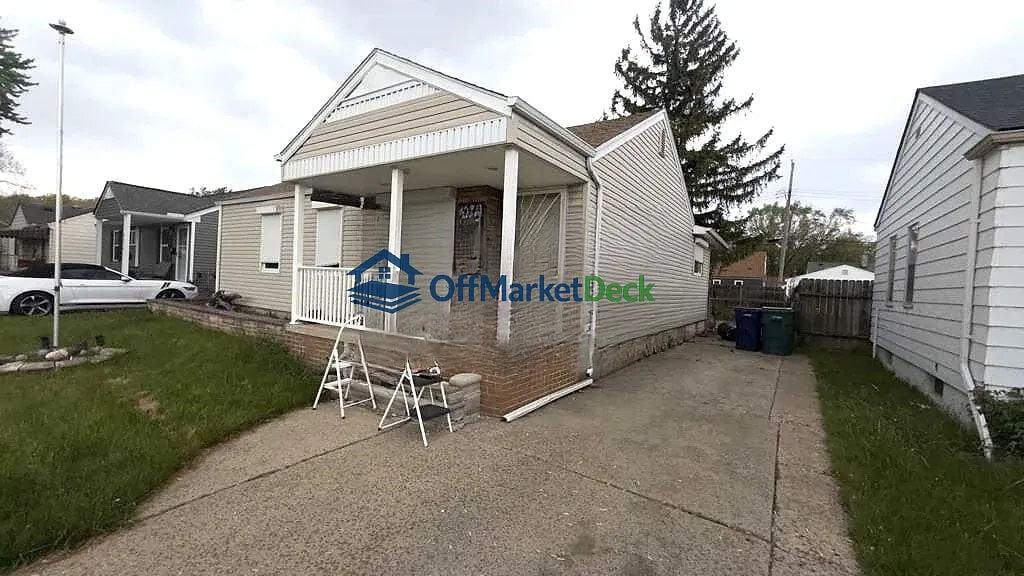Off-market house in Lincoln Park, Michigan — 3 beds, 2 baths, $103,900 — photo 2 of 8