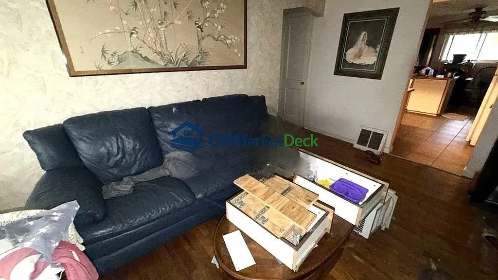 Off-market house in Lincoln Park, Michigan — 3 beds, 2 baths, $103,900 — photo 3 of 8