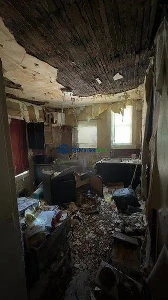 Off-market house in Cleveland, Ohio — 4 beds, 1 bath, $19,000 - Blurred background Image