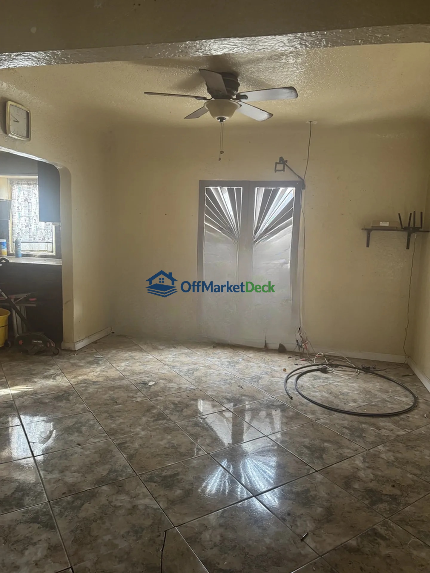 Off-market house in Mesa, Arizona — 3 beds, 2 baths, $299,990 — photo 4 of 8