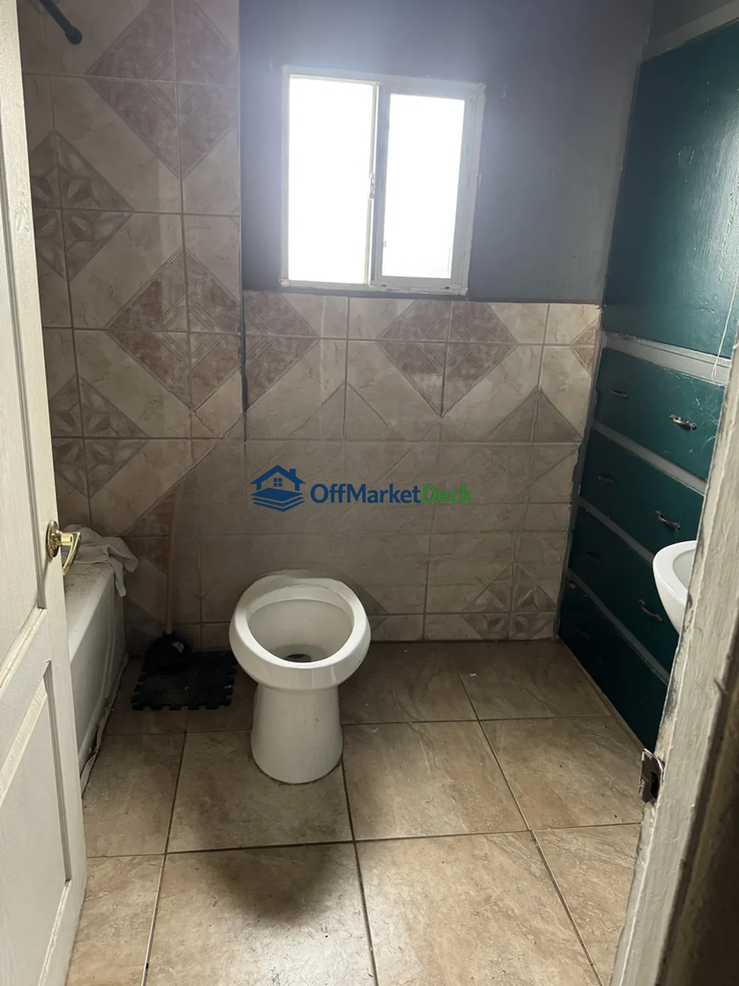 Off-market house in Mesa, Arizona — 3 beds, 2 baths, $299,990 — photo 6 of 8