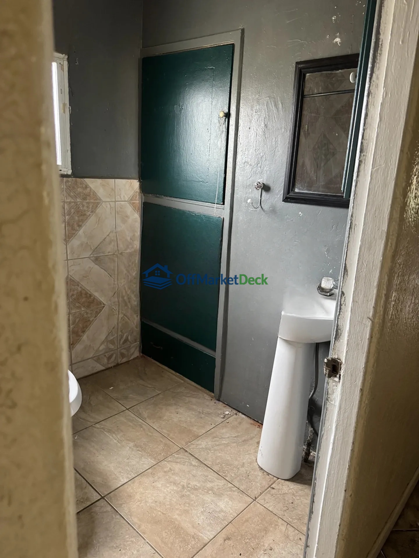 Off-market house in Mesa, Arizona — 3 beds, 2 baths, $299,990 — photo 5 of 8