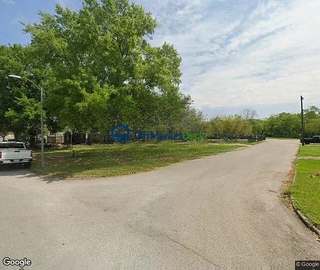 Off-market house in Houston, Texas — 2 beds, 1 bath, $99,000 — photo 3 of 3