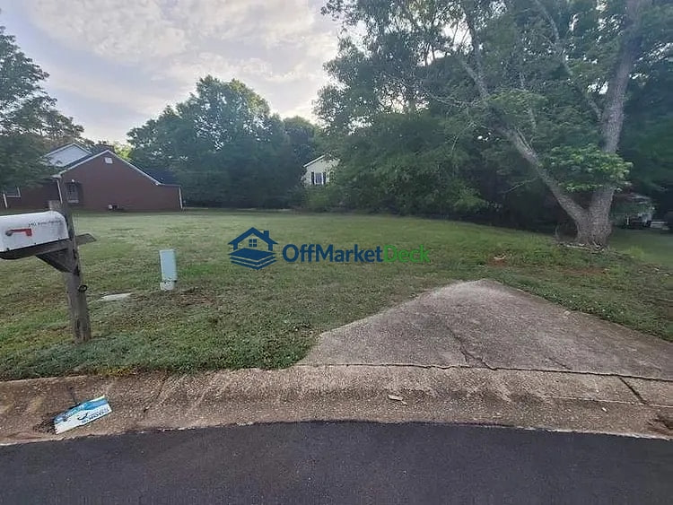 Off-market house in Palmetto, Georgia — 3 beds, 3 baths, $188,000 — photo 2 of 8