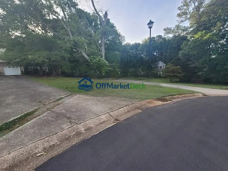 Off-market house in Palmetto, Georgia — 3 beds, 3 baths, $188,000 — photo 3 of 8