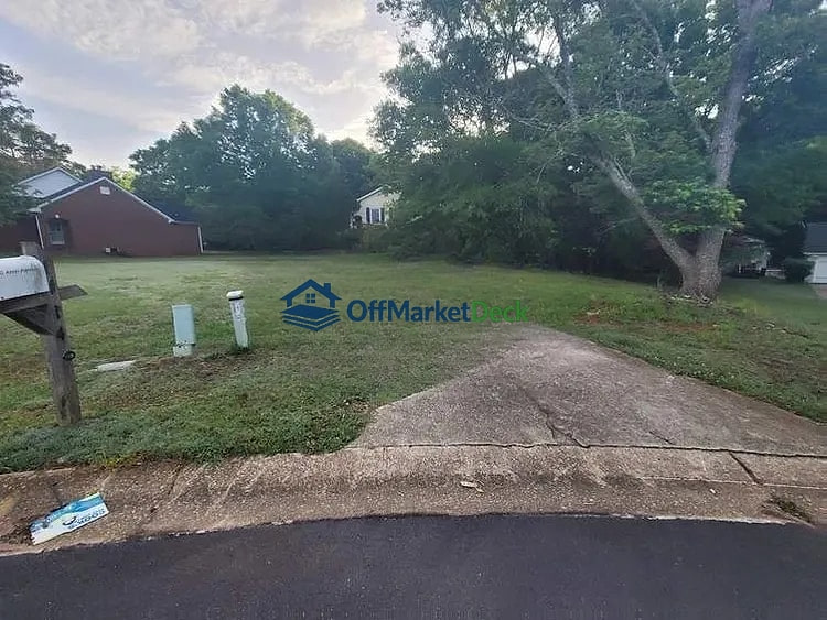 Off-market house in Palmetto, Georgia — 3 beds, 3 baths, $188,000 — photo 4 of 8