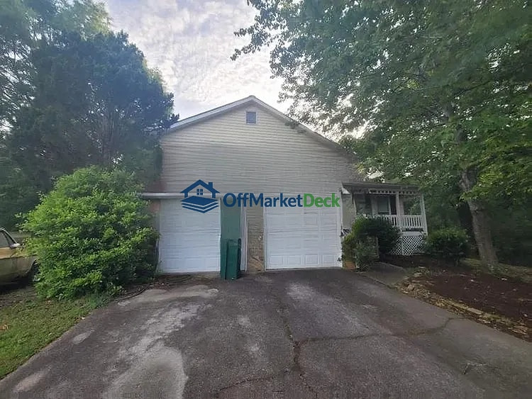 Off-market house in Palmetto, Georgia — 3 beds, 3 baths, $188,000 — photo 5 of 8